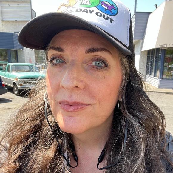 Meet your Posher, Cynthia - Picture 3 of 10